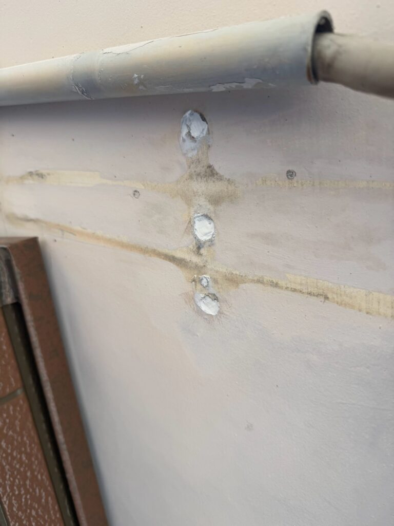 【外壁補修（コーキング）】<br />
まず、外壁の補修が必要な部分をコーキングで整えました。<br />
<br />
塗装は外壁表面を保護する工程ですが、補修が必要な場所をそのままにして上から塗装するだけでは、下地の状態まで改善できるわけではありません。<br />
<br />
そのため、先に必要な部分を補修してから塗装工程へ進めます。<br />
<br />
クリア塗装では既存外壁が見える仕上げになるため、下地を整える作業は特に重要です。